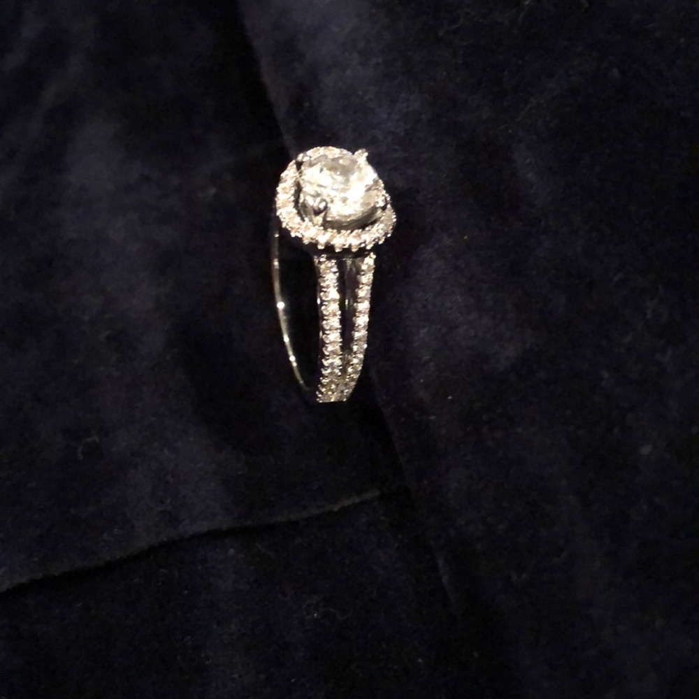 Stunning engagement ring - Picture 3 of 5